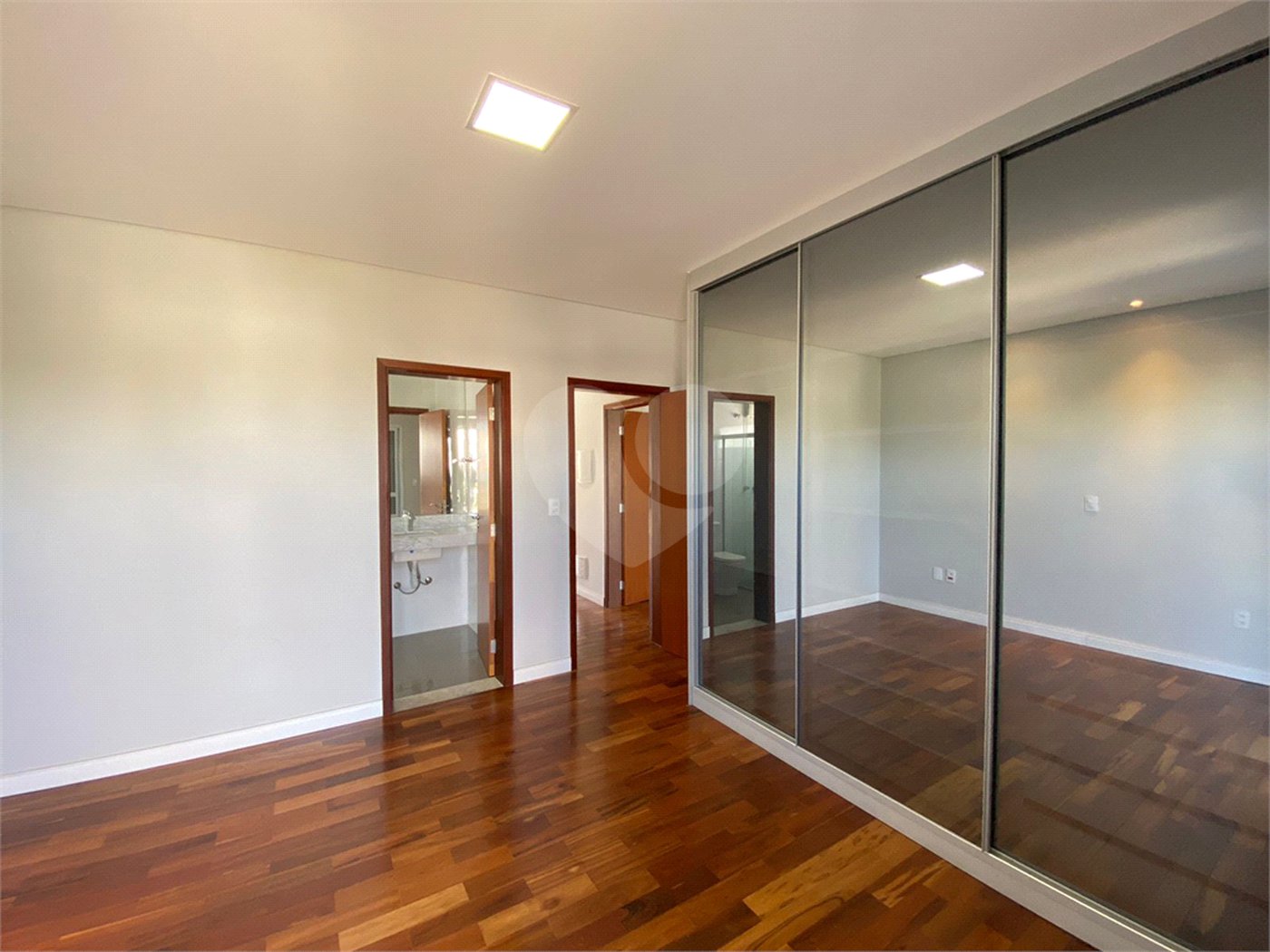 Casa com alto padrão de acabamento para venda no Condomínio Montreal.