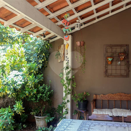 Casa térrea no Condomínio Parque dos Ipês.