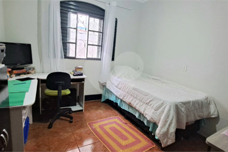 Casa no Jardim Medeiros ampla com 3 dormitórios bem distribuída