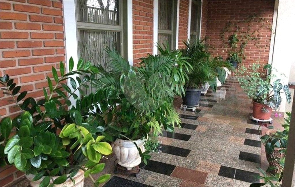 Casa térrea com 3 dormitórios, sendo 2 suítes.