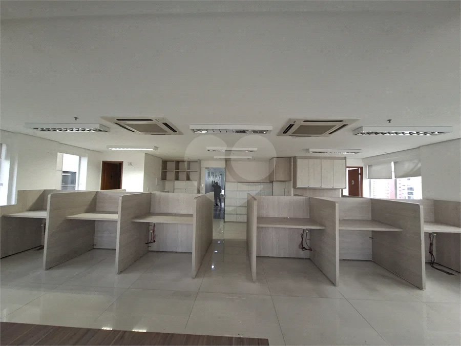 SALA COMERCIAL DE 90 M² COM 12 BAIAS, SALA DE REUNIÃO, AR-CONDICIONADO CENTRAL E 2 VAGAS!