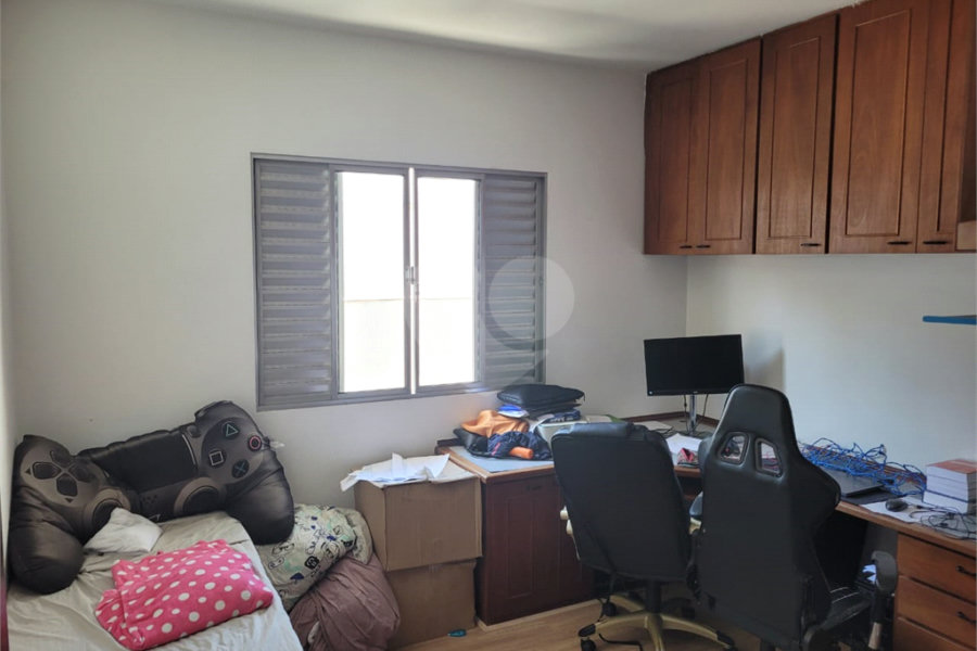Sobrado com 14 metros de frente , na Região do Jardim Guapira , próximo ao Clube Guapira com 5 dormitórios, sendo 3 suíte com armários embutidos ,banheiro social, Sala para 2 ambientes, escritório com banheiro .cozinha ampla com armários, área de serviço ,dispensa, quintal com banheiro externo c