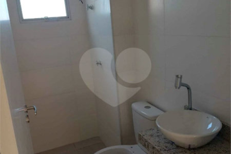 Apartamento no Condomínio Parque dos Jacarandás.