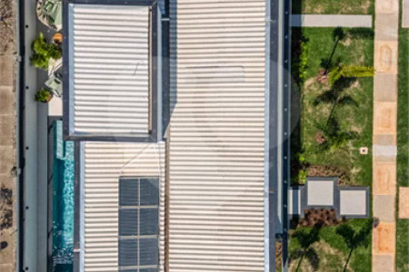 Indaiatuba - Condominio Villa Sapezal - 318 m² de Terreno - 230 m² de Área Construída - 3 suítes, sendo 1 Master com closet planejado - Sala de TV - Sala de estar integrada à Sala de jantar - Cozinha com móveis planejados - Despensa - Escritório planejado - Lavabo - Piscina com preparação para aquec