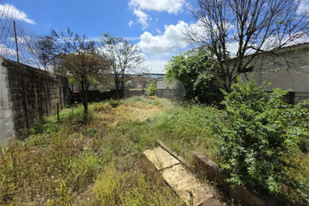 Casa térrea à venda com amplo quintal e grande potencial na Vila Nery