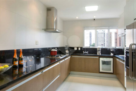 Apartamento à venda no Campo Belo de 385 metros quadrados 04 suítes 05 vagas.
