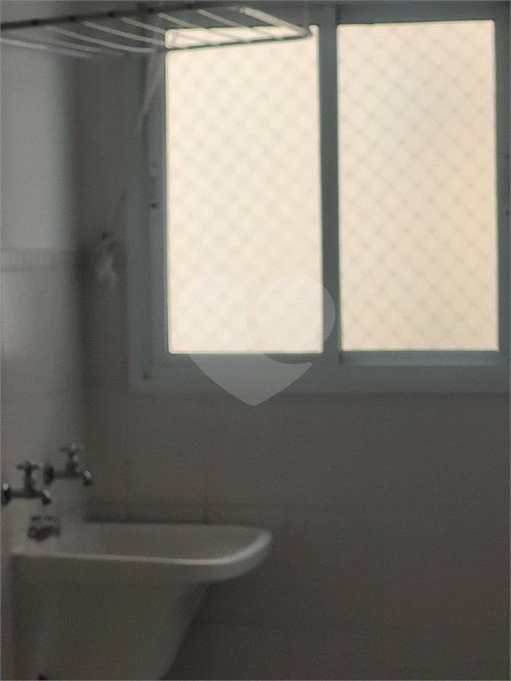 Indaiatuba - Venda - Apartamento no Condomínio Portal das Flores com 64 m², 3 dorms, sendo 2 com armários planejados, , WC social, cozinha planejada e totalmente integrada com a lavanderia, varanda, , 02 vagas de garagem. Excelente localização, a poucos metros do Shopping Polo, mercados, padaria,