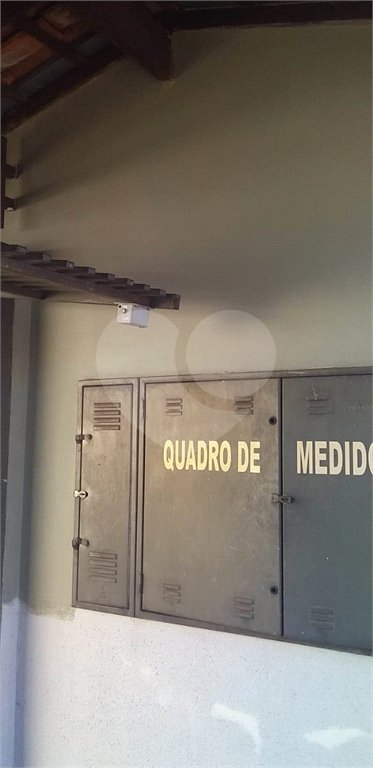 Prédio para venda com 6 kitnets.