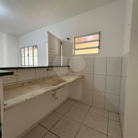 Casa térrea em Atibaia com 2 dormitórios, 2 vagas de garagem, quintal nos fundos, aceita financiamento