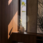 Indaiatuba - Condominio Villa Sapezal - 318 m² de Terreno - 230 m² de Área Construída - 3 suítes, sendo 1 Master com closet planejado - Sala de TV - Sala de estar integrada à Sala de jantar - Cozinha com móveis planejados - Despensa - Escritório planejado - Lavabo - Piscina com preparação para aquec
