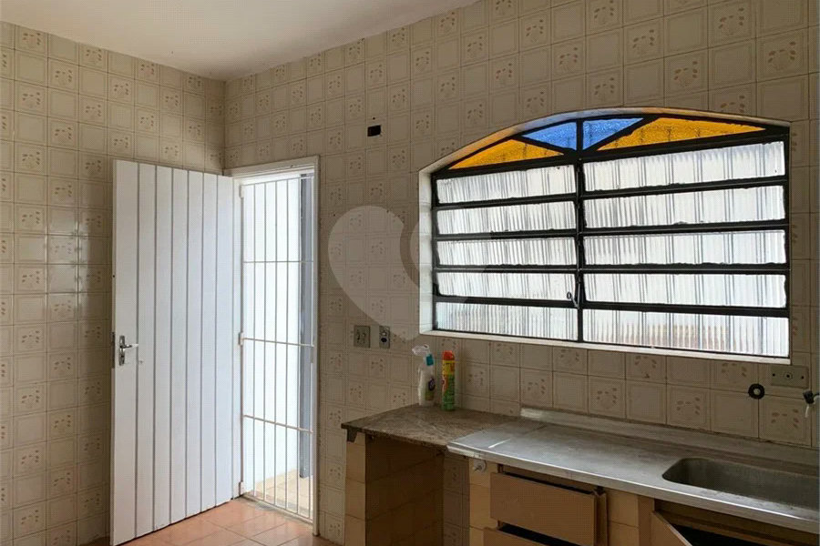 Casa espaçosa com 3 quartos, suíte, quintal e 2 vagas na Vila Santa Catarina