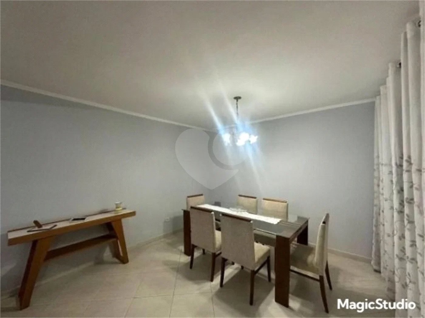 Casa com 200m² , 5 dormitórios , sendo 1 suíte , 3 vagas de garagem , à venda em Guarulhos.