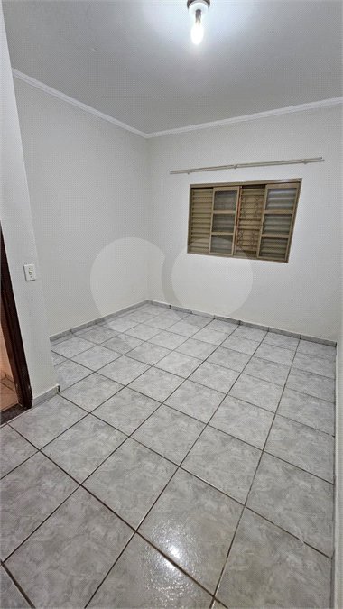 Excelente Casa Residencial no São Carlos 5 com 3 Quartos (1 Suíte) e Garagem Coberta para 2 Carros