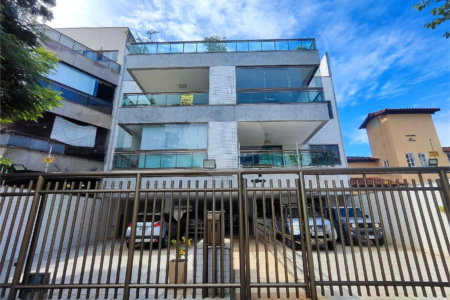 Localizado no Recreio dos Bandeirantes possui 103 m2 de área total, 88m2 de área útil, apartamento padrão, 3 quartos, sendo 1 suíte, banheiro social, banheiro de serviço, cozinha espaçosa, lavanderia, varanda gourmet, fundos sem vizinhos, vista livre.