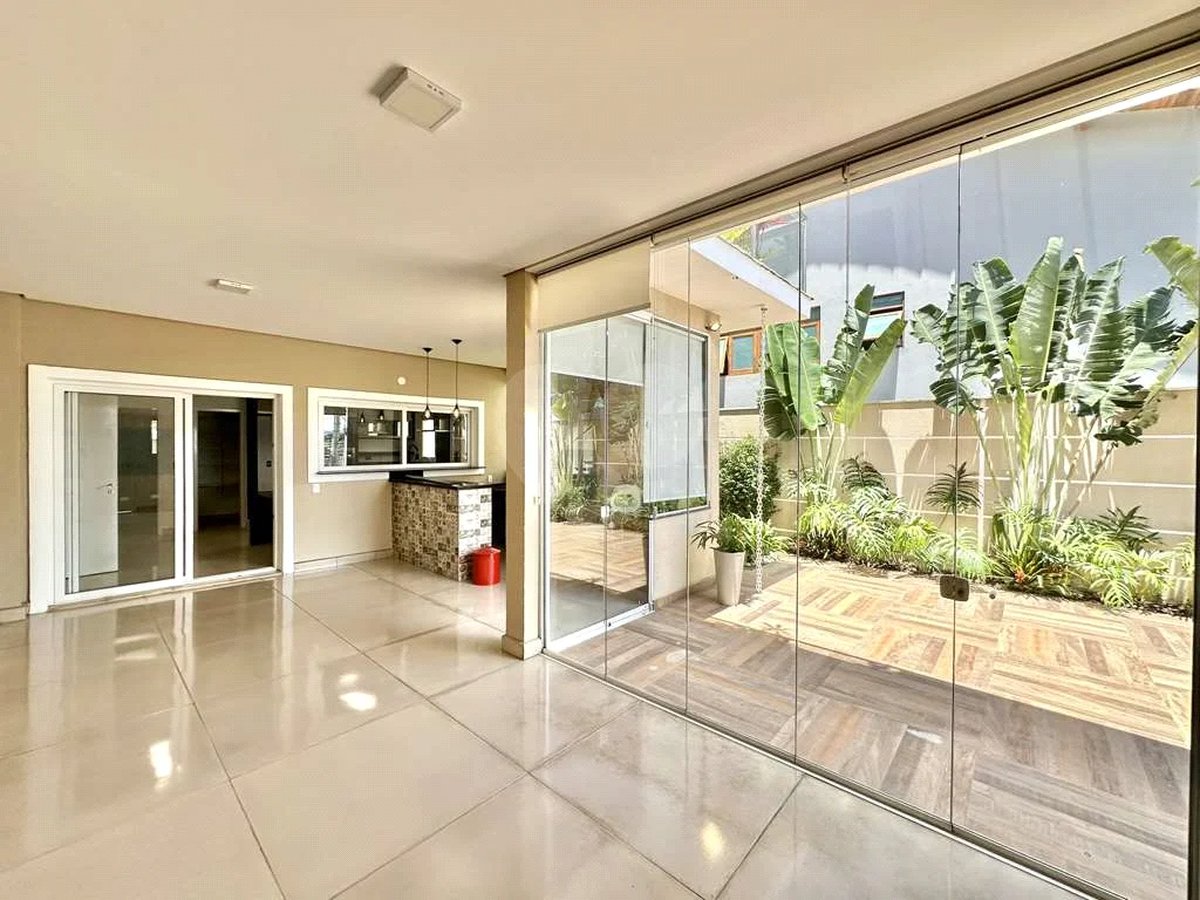 Casa em condomínio Impecável, 4 dorms / 2 suítes, varanda gourmet, piscina, 3 lareiras