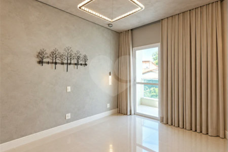 Sobrado geminado com 185 m², 3 suítes, closet, 4 vagas, área gourmet, sótão, energia solar, aquecimento de água e sistema completo de segurança.