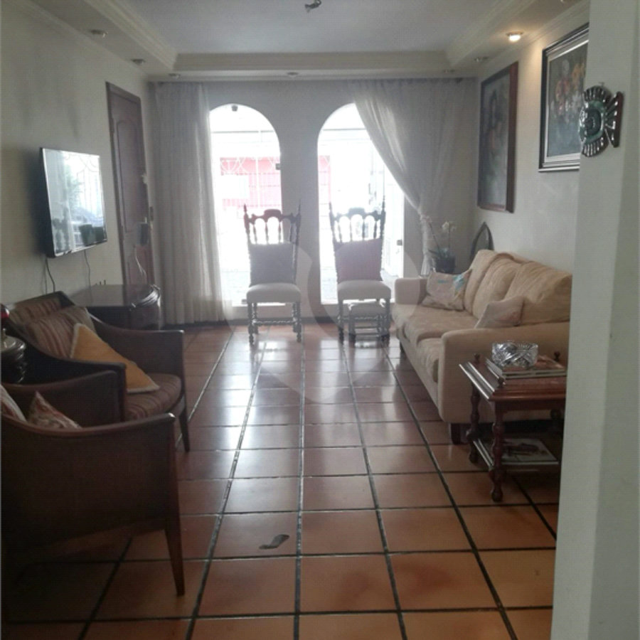 Casa á venda de 110m² com 3 dormitórios 1 suíte e 2 vagas de garagem