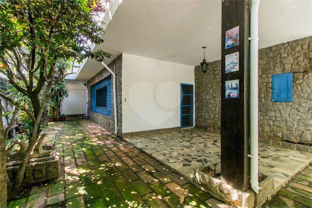 Casa à venda em Moema de 280m² com 4 dormitórios, sendo 1 suíte e 2 vagas de garagem.