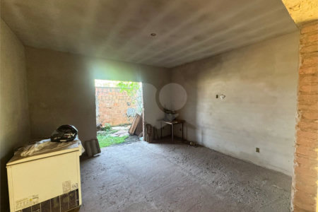 Casa á venda com 03 dormitórios, no residencial Itamarati em São Carlos.