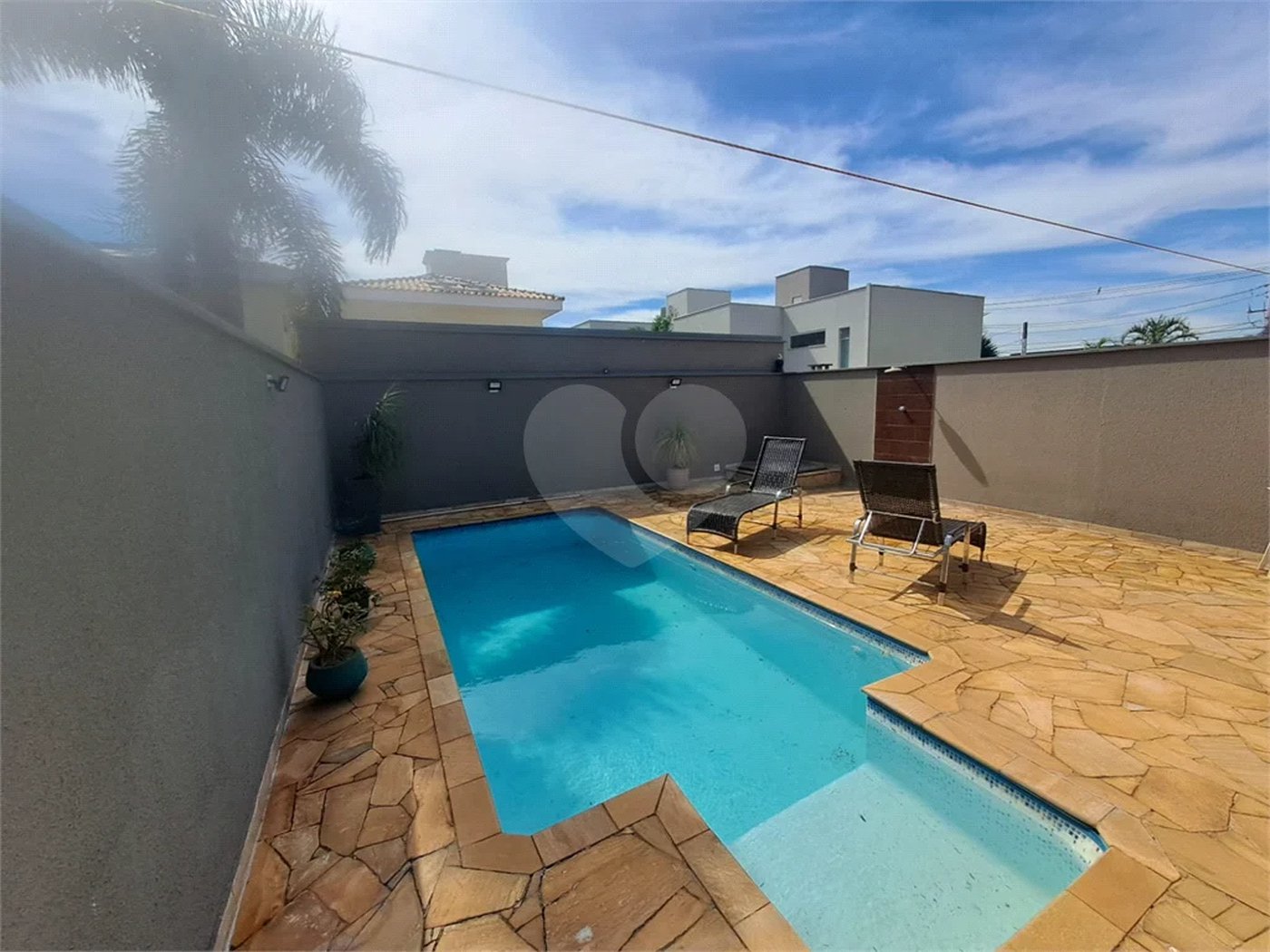 Linda Casa 3 dormitórios com piscina - R$ 950.000,00