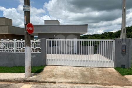 Belíssima Chácara- Loteamento Pedra Bela- Bairro Pedreira- em Atibaia.