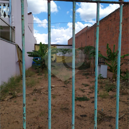 Terreno plano de 150,00 m² de área .
