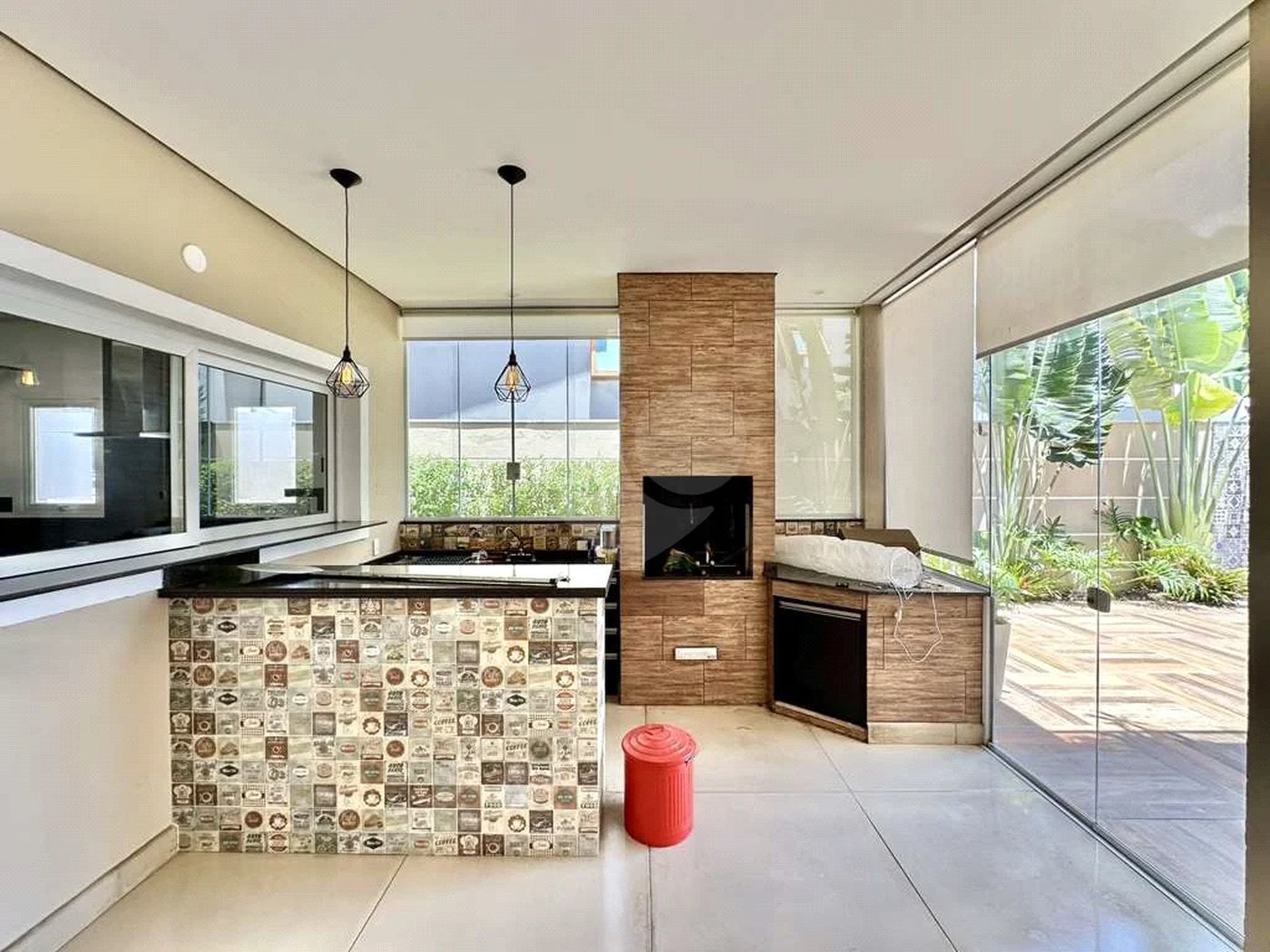 Casa em condomínio Impecável, 4 dorms / 2 suítes, varanda gourmet, piscina, 3 lareiras