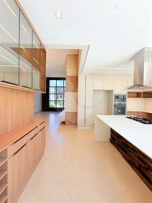 Casa térrea com 3 suítes no Condomínio Residencial Viena em Indaiatuba-SP - Acabamento de alto padrão - R$ 1.690.000,00 - AT 250 m² - AC 158 m² - 3 suítes,, sendo 1 suíte master com closet - Sala para dois ambientes (estar e jantar) - Cozinha planejada com ilha cooktop, forno elétrico e micro-ondas,