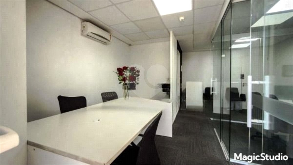 Sala comercial com 35m², 1 vaga, 1 banheiro, à venda na Barra Funda.