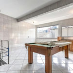 Sobrado no Jabaquara com 280m², 3 dormitórios, quintal amplo, varanda e 3 vagas de garagem.