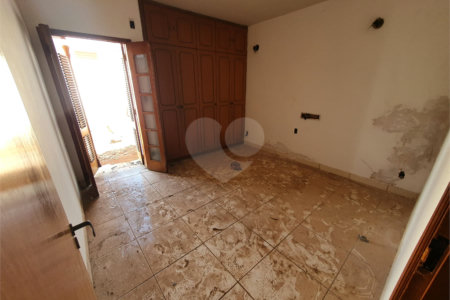 Casa térrea com 5 dormitórios, sendo 2 suítes.