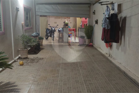 Casa térrea com 2 dormitórios.