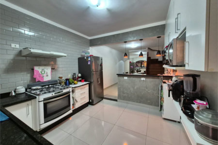 Sobrado à venda com 3 quartos, sendo 1 suíte, em Jardim Sarah, São Paulo, SP