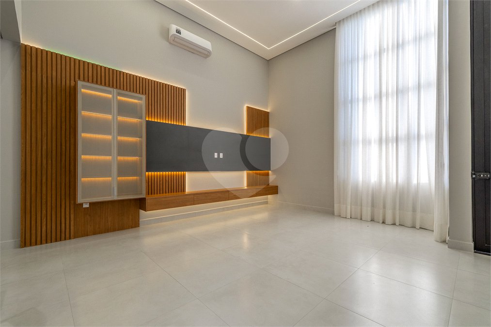 Indaiatuba - SP - Condominio Dona Lucilla - Valor R$2.295.000,00 - 3 suítes + escritório + lavabo - Terreno: 300m2 - Construção: 188m2 - Diferenciais - Móveis planejados no escritório, sala de TV, lavabo, cozinha, área gourmet, lavanderia, banheiros e closet - Ar condicionado em todos os ambie