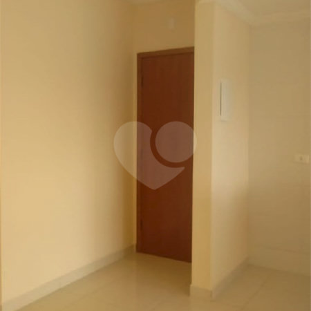 Apartamento no Condomínio Residencial Clarice.