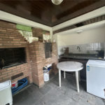 Casa em condomínio com 3 dormitórios, 01 suíte, garagem para 06 carros, área gourmet, piscina.