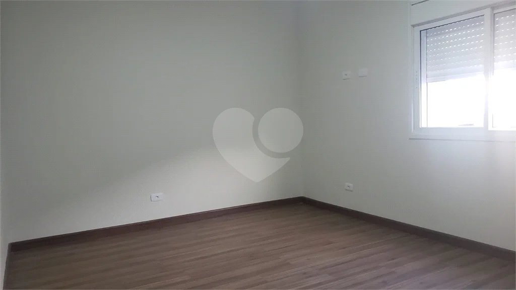 Sobrado novo com 3 suítes, 4 vagas, espaço gourmet com churrasqueira, jardim de inverno e acabamento premium. Conforto, modernidade e sofisticação.