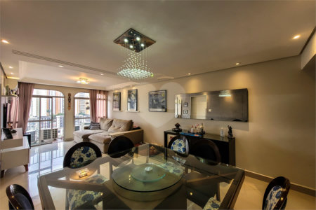 Apartamento de 143m² com 3 dormitórios e 2 vagas de garagem.