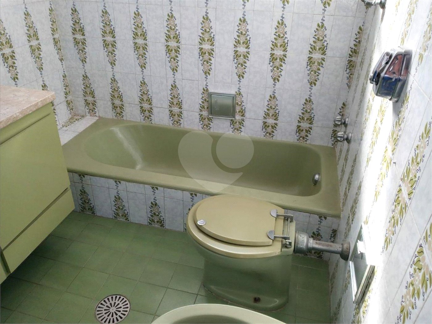 Casa com 4 dormitórios e 4 vagas.