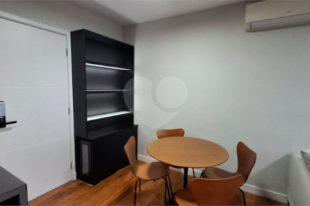 Apartamento com dois dormitórios sendo um climatizado, com duas vagas de garagem.