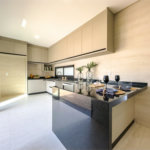 Indaiatuba - Condomínio Milano - Sobrado - 350 m² de terreno - 240 m² de área construída - 4 vagas de garagem, sendo 2 cobertas - Salas de estar e jantar integradas - 3 suítes com closet e varanda no pavimento superior - Escritório no térreo - Espaço gourmet com churrasqueira - Banheiro externo