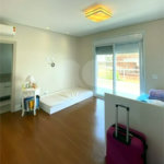 Casa de Alto Padrão em Condomínio com 4 suítes.