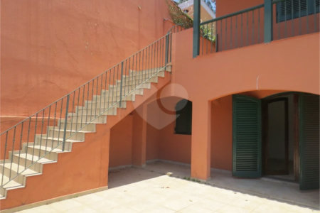 Casa no Pacaembu com ótima distribuição e amplo quintal em terreno em declive
