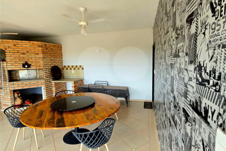Indaiatuba- Vale das Laranjeiras - Vista dos fundos para o lago - Casa assobradada - 3 pisos, 4 quartos, 2 suítes, uma com hidro ,escritório, sala 3 ambientes, lareira, lavabo,cozinha ampla, despensa, lavanderia, churrasqueira, forno pizza, 6 wcs, piscina, jardim despensa, garagem, segurança