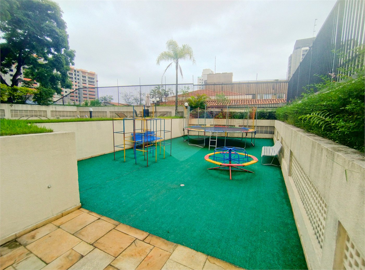 Apartamento na Saúde - 2 quartos com 1 suíte, varanda e 2 vagas