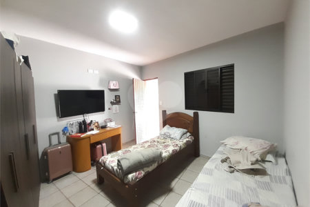 Vende-se: Sobrado no Cursino/Ipiranga, 2 Quartos, 2 Salas, 8 vagas de garagem!