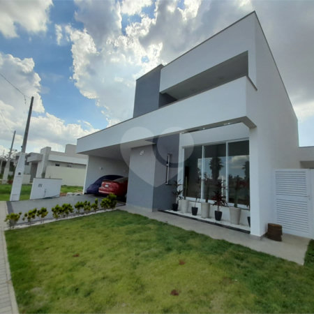 Belíssima Casa à Venda no Condomínio Damha IV