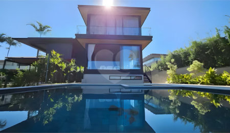 Casa Pé na Areia na Praia da Baleia, destacando o luxo, exclusividade e a experiência à beira-mar