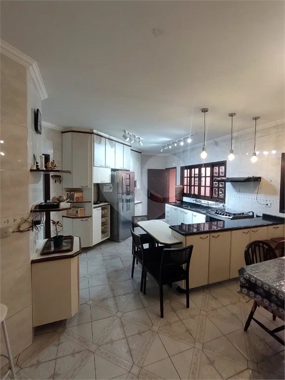 Casa com 300m² , 4 dormitórios , sendo 2 suítes , 5 vagas , à venda no bairro Curuçá , em Santo André.
