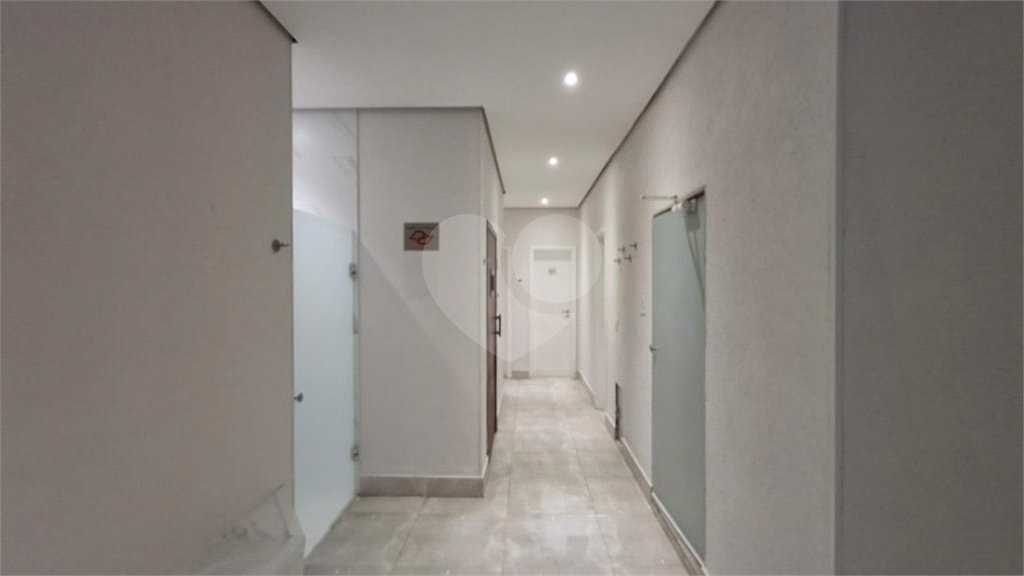 Apartamento com dois dormitórios sendo um climatizado, com duas vagas de garagem.
